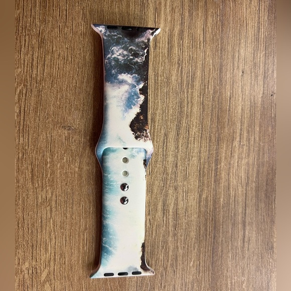 Women’s Qalo Apple Watch band 44mm . Used 2-3 times - Picture 2 of 4